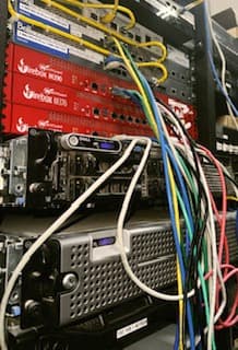 Récepteurs d'alarme et appareils de sécurité réseau dans une baie à la centrale de BPG